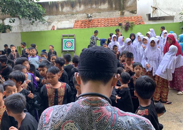 Gempa 5,8 Magnitudo Guncang Sukabumi membuat siswa di salah satu sekolah di Bandung Panik dan berkumpul di lapangan.