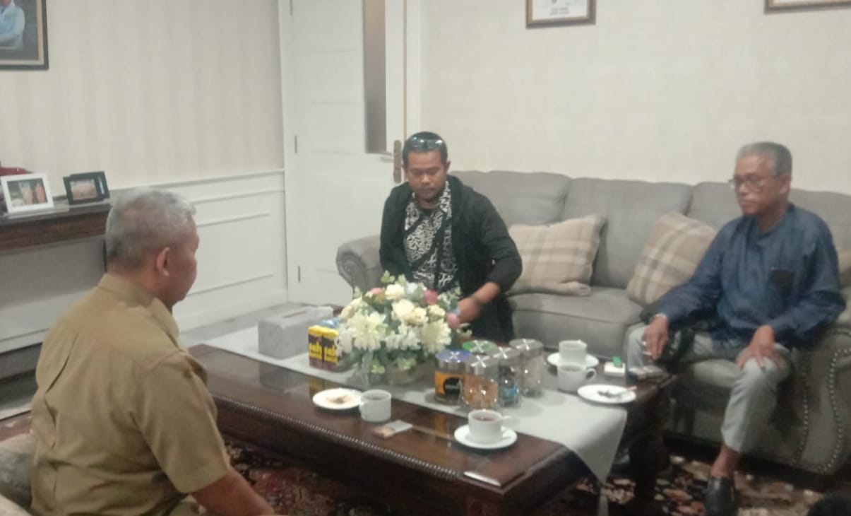 AUDIENSI: Aktivis Masyarakat Cisarua saat melakukan audiensi dengan Sekda Kabupaten Bogor. (Sandika Fadilah/Jabarekspres.com)
