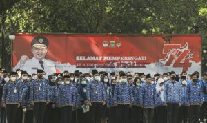 Jajaran Pemerintah Kota (Pemkot) Bandung saat memperingati Hari Bela Negara, pada Senin (19/11) di Plaza Balaikota Bandung, Kota Bandung