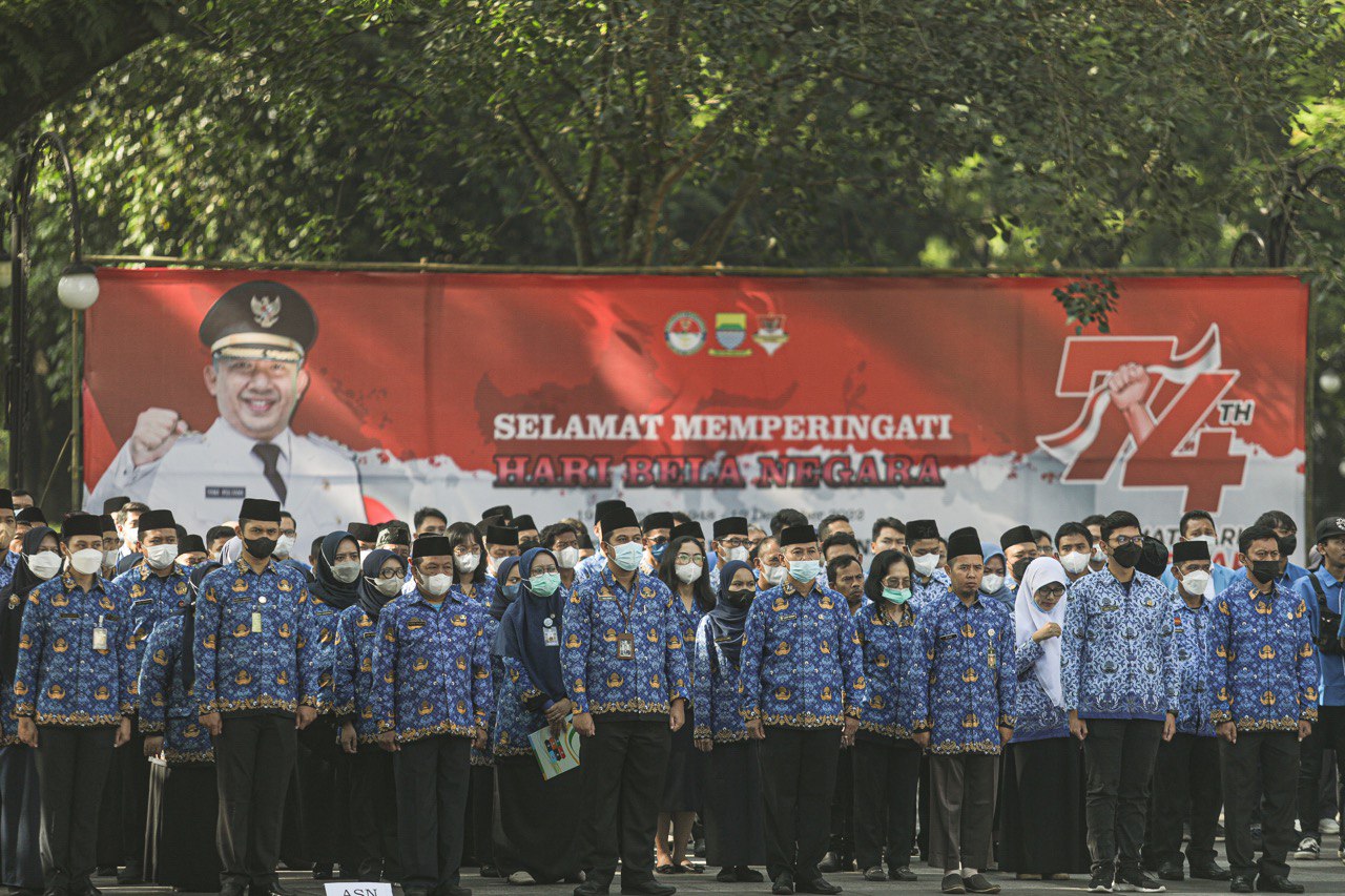 Jajaran Pemerintah Kota (Pemkot) Bandung saat memperingati Hari Bela Negara, pada Senin (19/11) di Plaza Balaikota Bandung, Kota Bandung