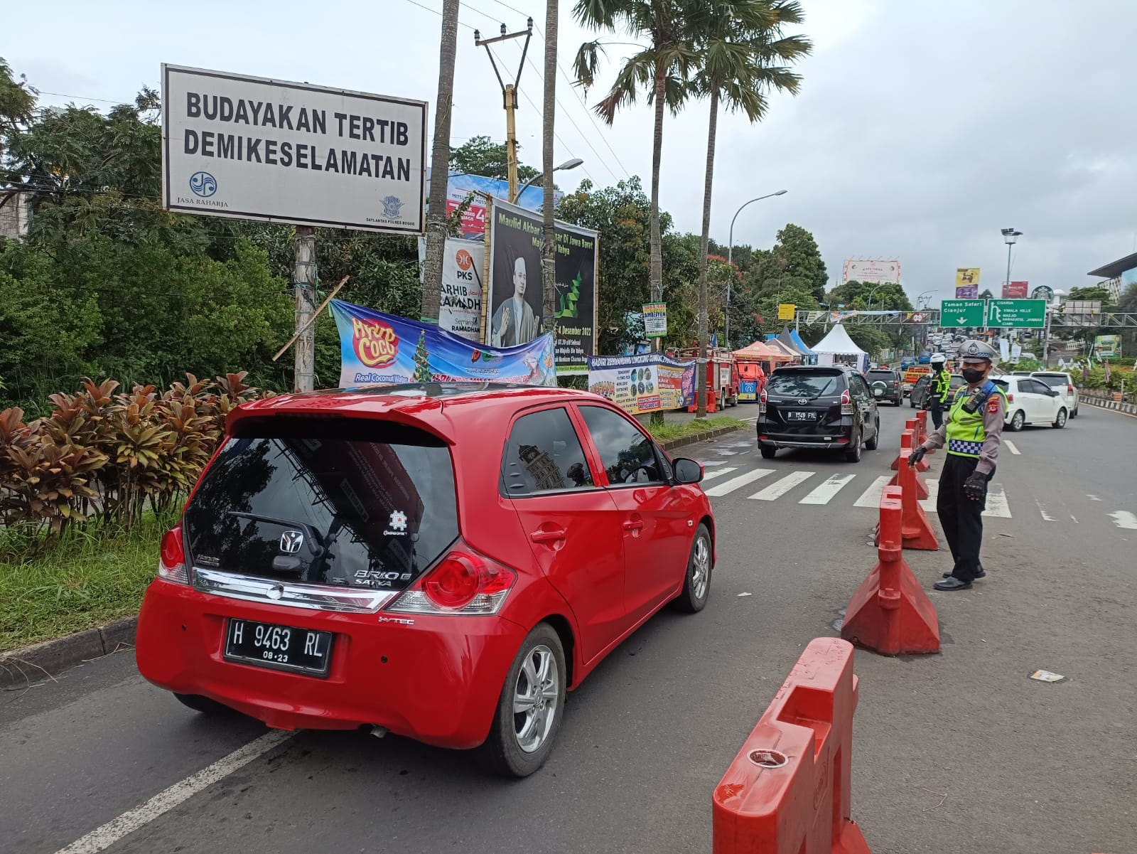 Petugas Satlantas Polres Bogor tampak mengatur jalannya lalu lintas yang masuk ke jalur kawasan puncak Bogor pada liburan Natal dan Tahun Baru (Nataru) 2023.