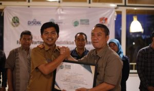 Forum Wartawan Pendidikan (FWP) Jabar menyerahkan penghargaan kepada Kepada Cadisdik Wilayah VII Dinas Pendidikan Jawa Barat, Firman Oktora.