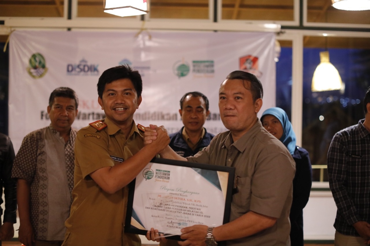 Forum Wartawan Pendidikan (FWP) Jabar menyerahkan penghargaan kepada Kepada Cadisdik Wilayah VII Dinas Pendidikan Jawa Barat, Firman Oktora.