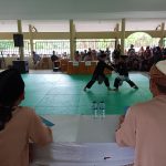 Peserta menampilkan gerakan silat aliran Cimande di Padepokan Penca Silat, Cimande, Kabupaten Bogor, Senin (26/12). (Sandika Fadilah/Jabarekspres.com)