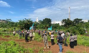 JALANKAN ATURAN: Proses penertiban Lahan UIII Terase I, Cisalak, Kecamatan Sukma Jaya, Kota Depok berlangsung lancar, Rabu 30 November 2022.