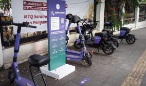 Suasana halte atau tempat parkir sepeda listrik Beam yang berada di trotoar pedestrian depan Gedung DPRD Kota Bogor, Senin (19/12). (Foto: Yudha Prananda / Jabar Ekspres)