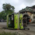 Truk Pengangkut Ribuan Paket Bantuan Gempa Cianjur Terguling  