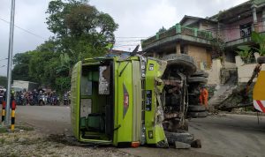 Truk Pengangkut Ribuan Paket Bantuan Gempa Cianjur Terguling  