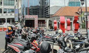 Trotoar di Kota Bandung jadi lahan parkiran liar kendaraan roda dua tepatnya di Braga, Kota Bandung. (KHOLID/JABAR EKSPRES)