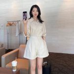 Artis Korea IU, yang memiliki tubuh langsing, seperti impian banyak wanita yang menjadikan langsingsebgaai resolusi 2023. (instagram @dlwlrma)