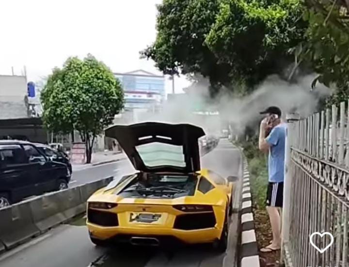 Lamborghini Avetador yang mengalamimogok dan berhenti di Jalur Busway. (instagram @infojkt24)