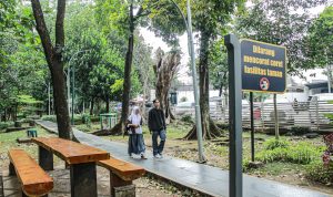 Dua remaja tengah berjalan bersama di ruang publik tepatnya di Taman Lansia, Kota Bandung. Saat ini pernikahan anak menjadi sorotan. (KHOLID/JABAR EKSPRES)