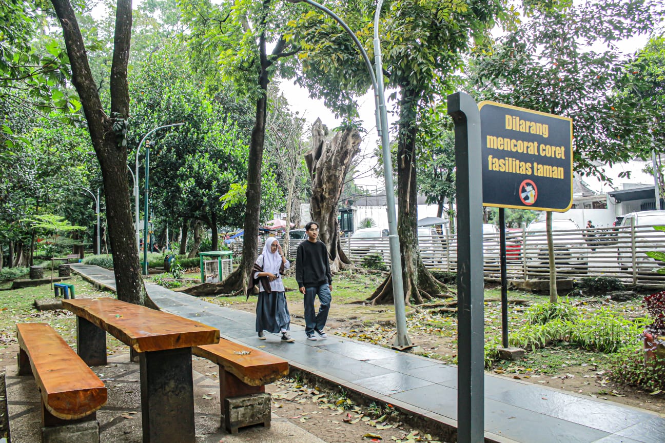 Dua remaja tengah berjalan bersama di ruang publik tepatnya di Taman Lansia, Kota Bandung. Saat ini pernikahan anak menjadi sorotan. (KHOLID/JABAR EKSPRES)