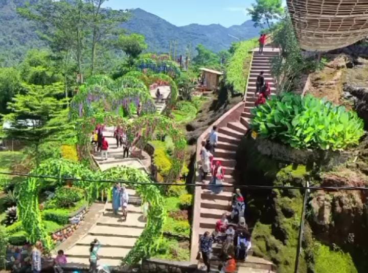 Destinasi Wisata Paling Hits di Bandung Arjasari Rock Hill