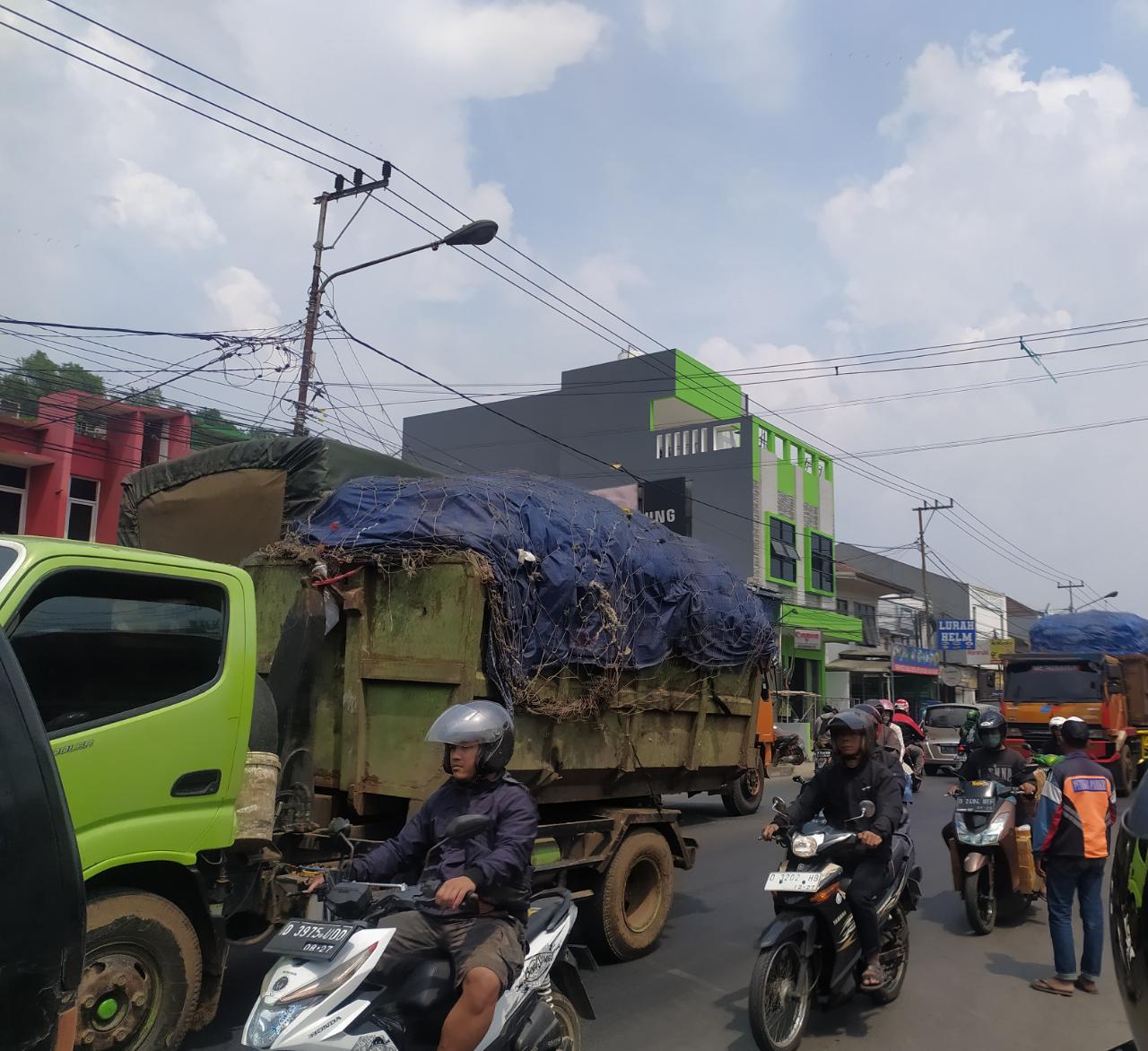 CEMARI LINGKUNGAN: Tempat Sampah Sementara di Pasar Induk Gedebage, Kota Bandung. (KHOLID/JABAR EKSPRES)