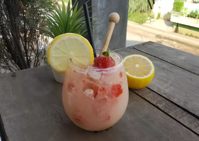 Resep Minuman Korea Kekinian Summer Berry Yakul Lemonade, minuman segar yang menyehatkan (Cookpad Andri Srp @cook_23484160)