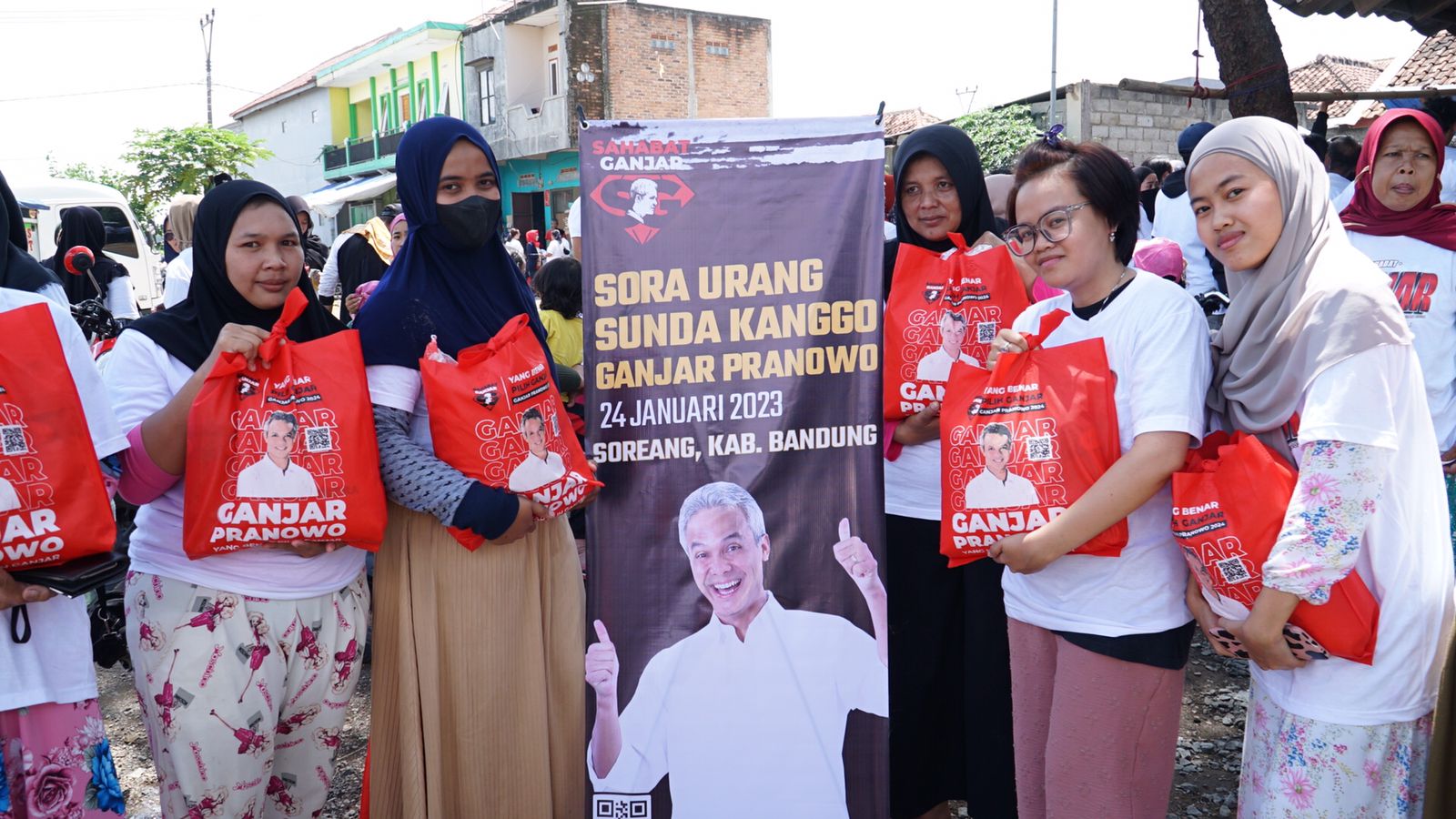 Sorak sorai warga dengan memberikan dukungan kepada Ganjar Pranowo bergema di Soreang Kabupaten Bandung.