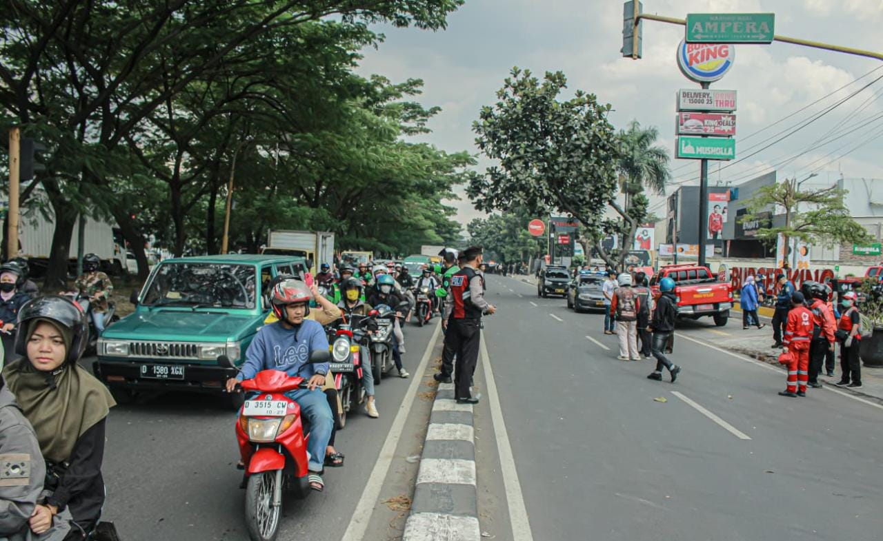 Situasi arus lalu lintas Jalan Soekarno Hatta jalur cepat arah Timur menuju Barat, Kecamatan Rancasari, Kota Bandung akibat kebaran Rumah Makan Ampera. (KHOLID/JABAR EKSPRES)