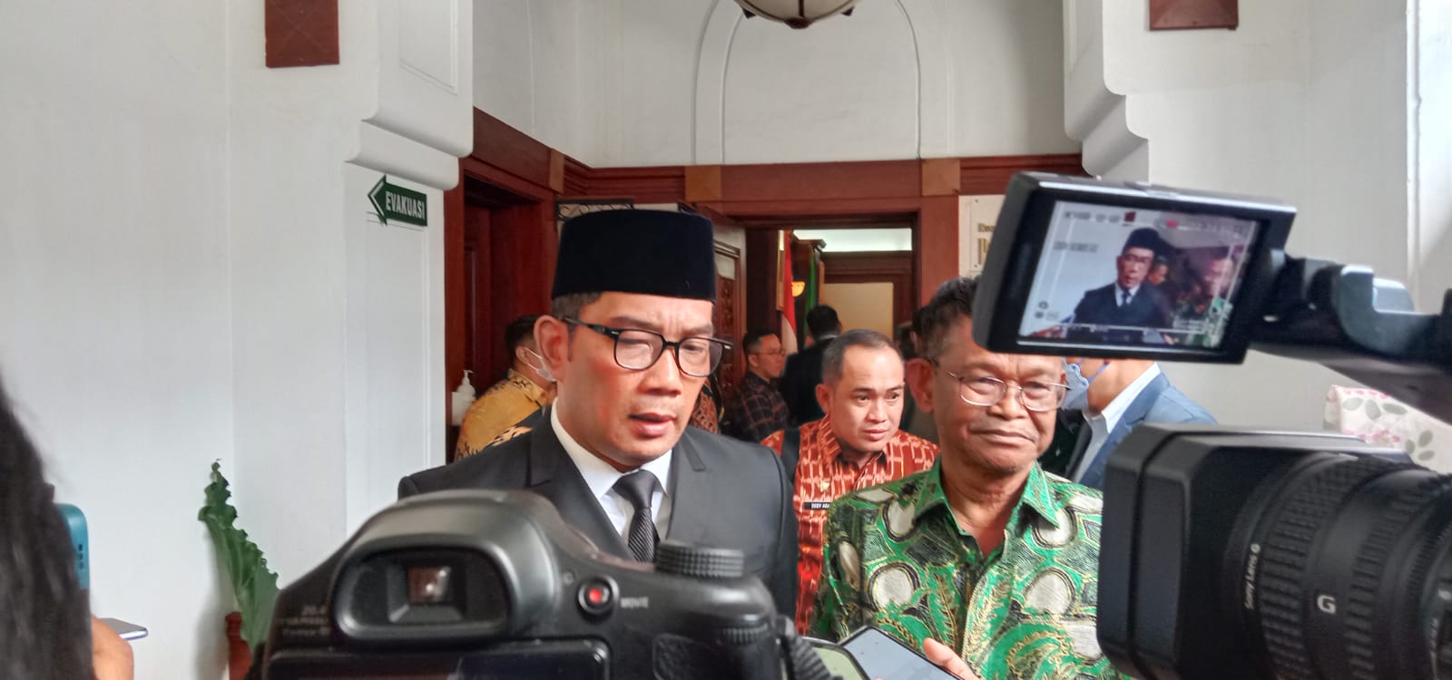 Gubernur Jabar Ridwan Kamil saat sesi wawancara, Jumat 20 Januari 2023. (SANDI NUGRAHA/ JABAR EKPRES)