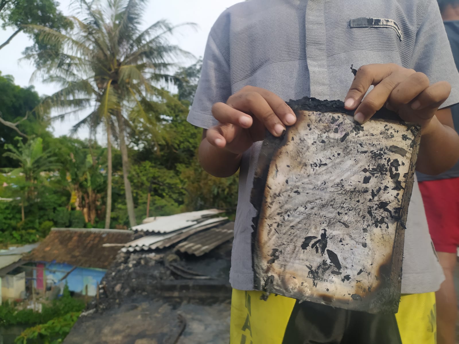 DILALAP SI JAGO MERAH: Satu atap rumah hangus terbakar yang merupakan tempat anak mengaji di Kertajaya, Kabupaten Bandung. (AKMAL FIRMANSYAH/JABAR EKPRES)