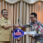 SERAHKAN BANTUAN: IPDN mendapatkan bantuan berupa kendaraan operasional untuk praja IPDN dari PJ Gubernur Provinsi Sulawesi Barat Dr. Drs. Akmal Malik M.Si.