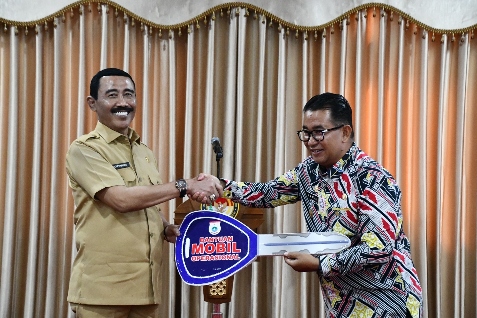 SERAHKAN BANTUAN: IPDN mendapatkan bantuan berupa kendaraan operasional untuk praja IPDN dari PJ Gubernur Provinsi Sulawesi Barat Dr. Drs. Akmal Malik M.Si.