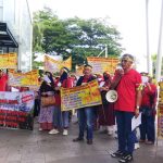 Rombongan aksi unjuk rasa saat memasuki lobby Hotel Bogor Icon, di Bukit Cimanggu City, Kota Bogor. (YUDHA PRANANDA/JABAR EKSPRES)