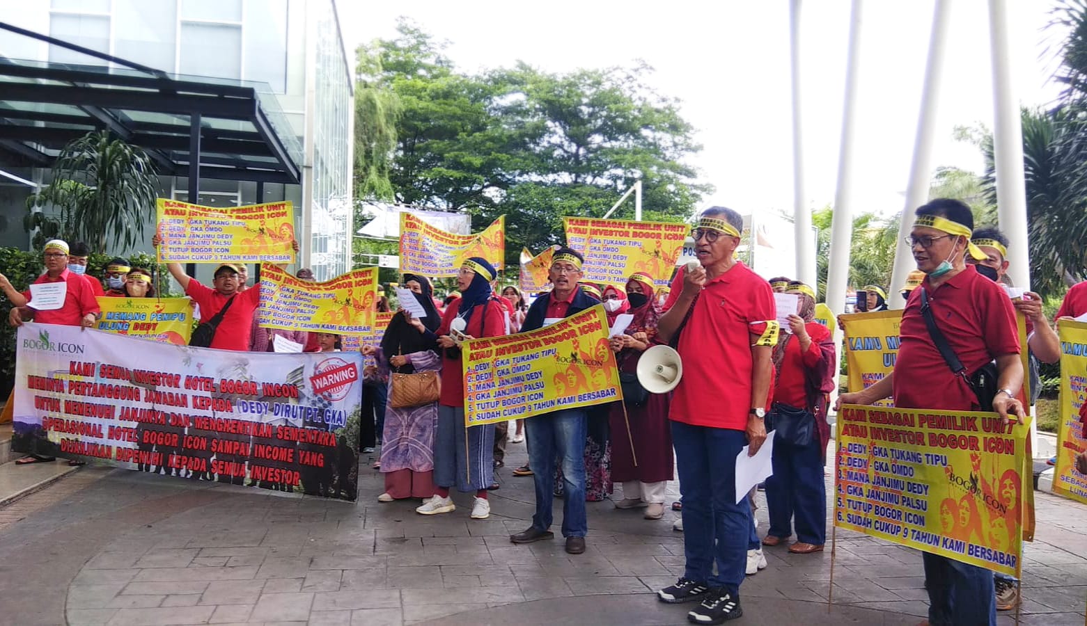 Rombongan aksi unjuk rasa saat memasuki lobby Hotel Bogor Icon, di Bukit Cimanggu City, Kota Bogor. (YUDHA PRANANDA/JABAR EKSPRES)