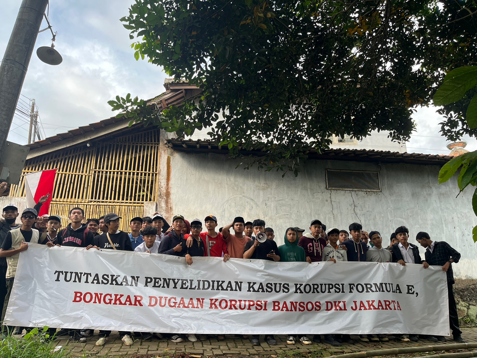 Sejumlah pemuda yang yang mengatasnamakan Aktivis Antikorupsi Banten untuk Indonesia Bersih mendesak KPK untuk tuntaskan dugaan korupsi Bansos DKI Jakarta.