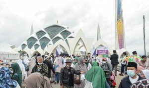 TUMPAH RUAH: Masyarakat saat mengunjungi Masjid Raya Al Jabbar. (KHOLID/JABAR EKSPRES)