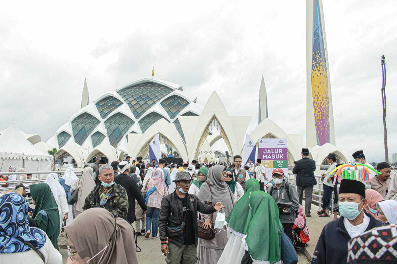 TUMPAH RUAH: Masyarakat saat mengunjungi Masjid Raya Al Jabbar. (KHOLID/JABAR EKSPRES)