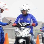 PERHATIKAN RUTE: Pengendara sepeda motor bagi perempuan harus memahami jika adanya potensi bahaya, melatih dan menguasai keterampilan berkendara di jalan raya.