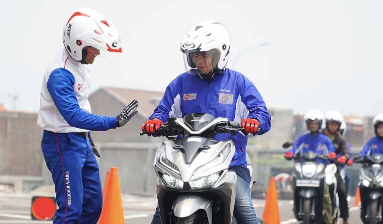 PERHATIKAN RUTE: Pengendara sepeda motor bagi perempuan harus memahami jika adanya potensi bahaya, melatih dan menguasai keterampilan berkendara di jalan raya.
