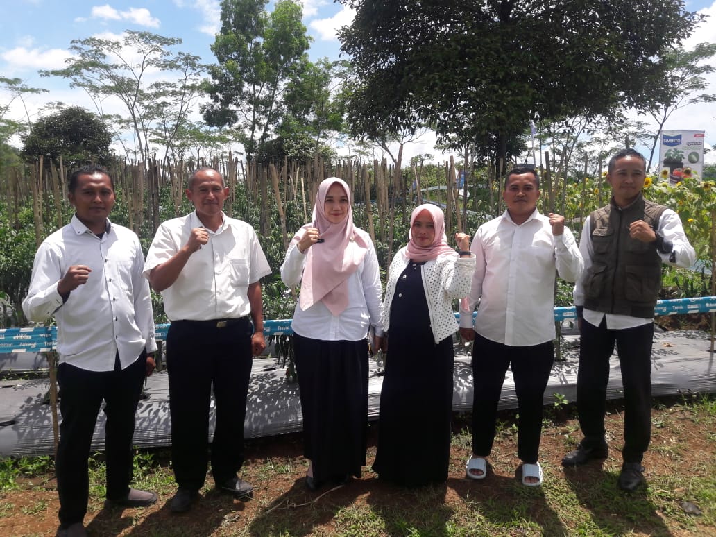 KOMPAK: Jajaran para guru dan staf SMKN Puspahiang Kabupaten Tasikmalaya.