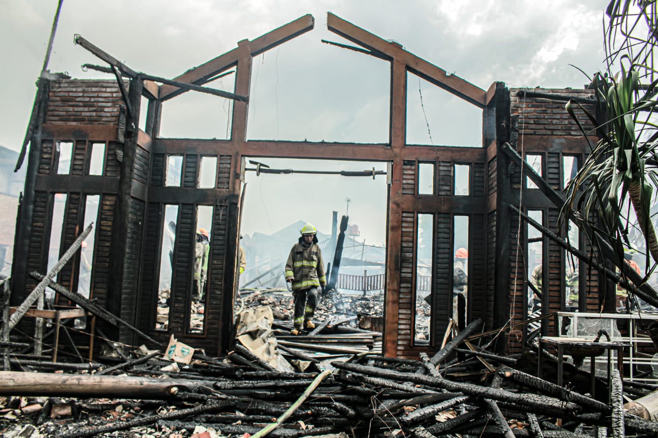 Petugas Diskar PB usai lakukan proses pemadaman api yang membakar habis rumah makan Ampera di Jalan Soekarno Hatta, Kecamatan Rancasari, Kota Bandung. (Kholid/Jabar Ekspres)