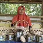 Berkat pinjaman KUR BRI, usaha milik Ibad Badriah kini semakin berkembang, Perempuan 43 tahun itu kini memproduksi kerupuk daun bambu