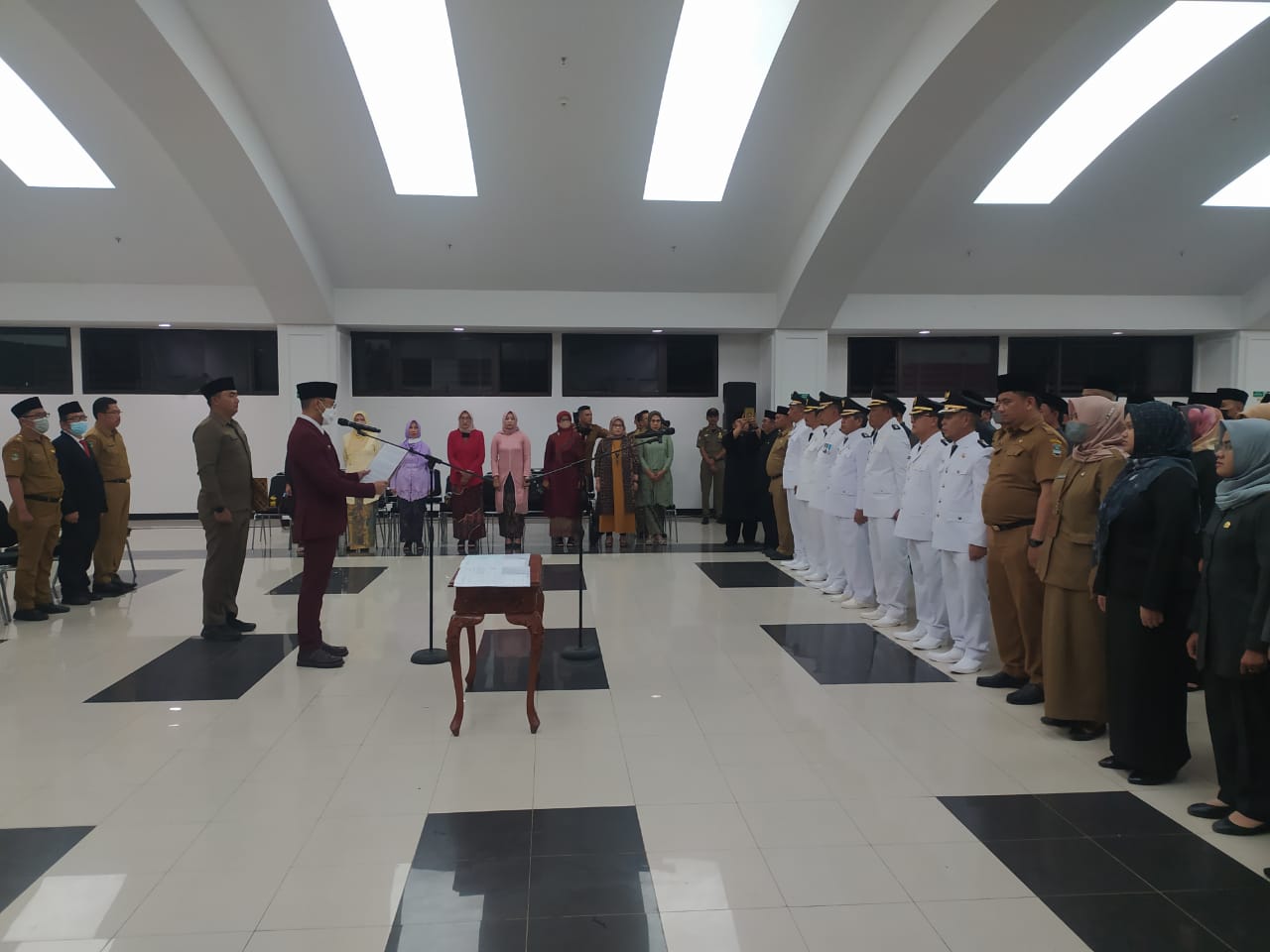 Bupati Bandung Barat Hengky Kurniawan saat melantik ratusan Pejabat Administrator dan Pengawas. (Akmal Firmansyah/Jabar Ekspres)