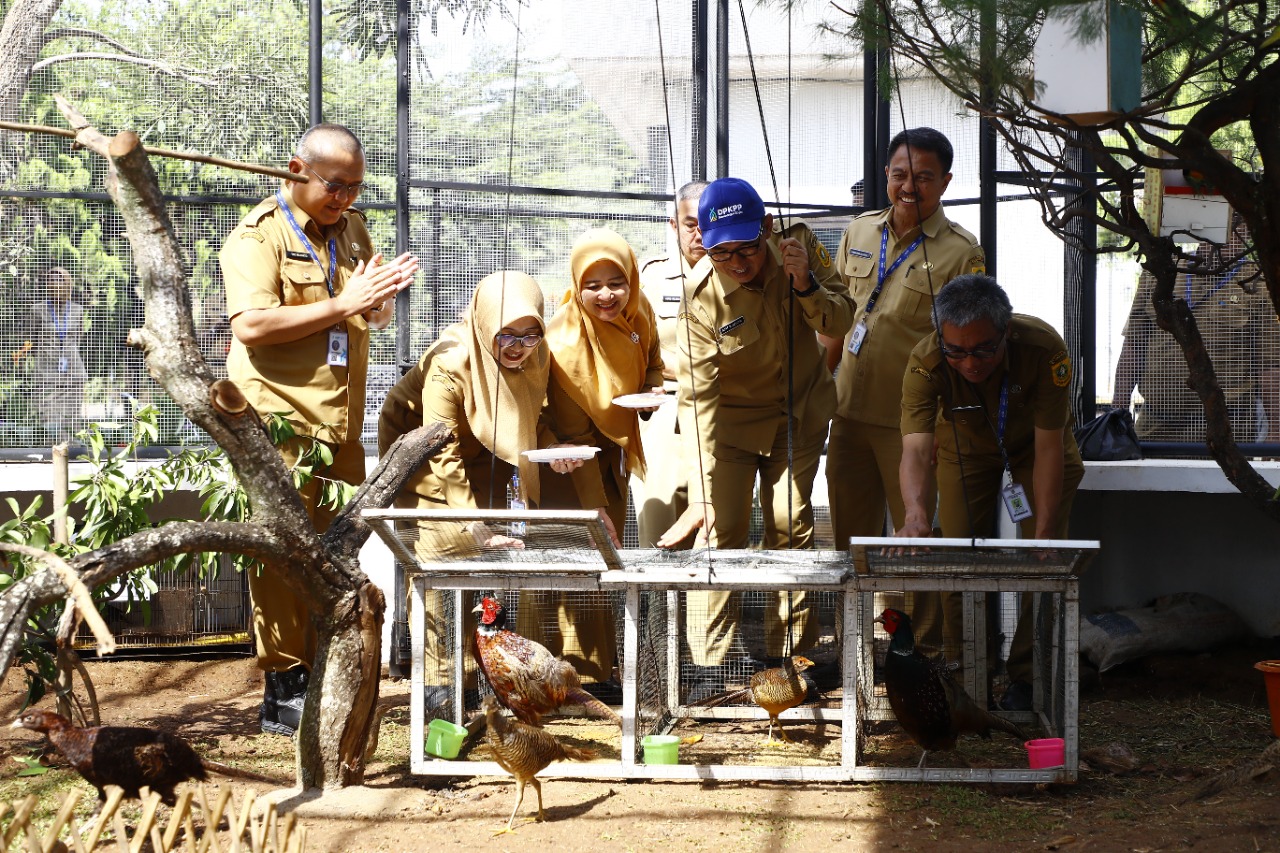 DKPP saat meresmikan penangkaran hewan di Cibinong Situ Plaza. (Sandika Fadilah/Jabarekspres.com)