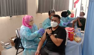 Pemberian vaksinasi Covid-19 kepada masyarakat di Kota Bandung. (SANDI NUGRAHA/JABAREKSPRES.COM)