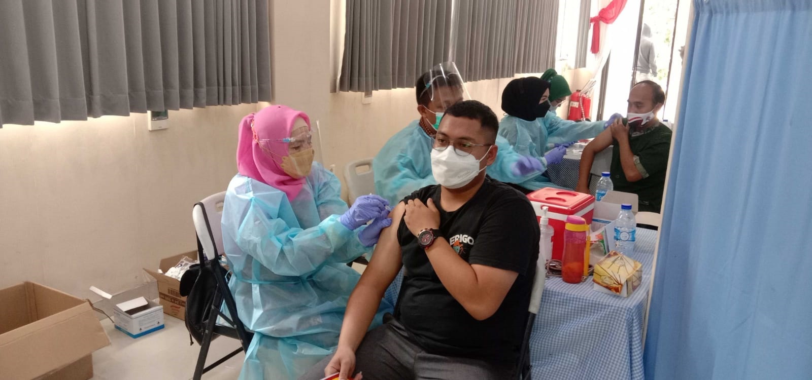 Pemberian vaksinasi Covid-19 kepada masyarakat di Kota Bandung. (SANDI NUGRAHA/JABAREKSPRES.COM)