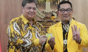 RESMI BERGABUNG: Ridwan Kamil bersama Ketum Golkar Airlangga Hartarto sambil menunjukkan KTA yang menjadi tanda sebagai anggota partai. (istimewa)