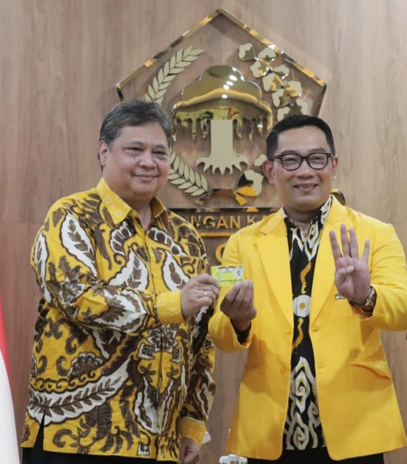 RESMI BERGABUNG: Ridwan Kamil bersama Ketum Golkar Airlangga Hartarto sambil menunjukkan KTA yang menjadi tanda sebagai anggota partai. (istimewa)