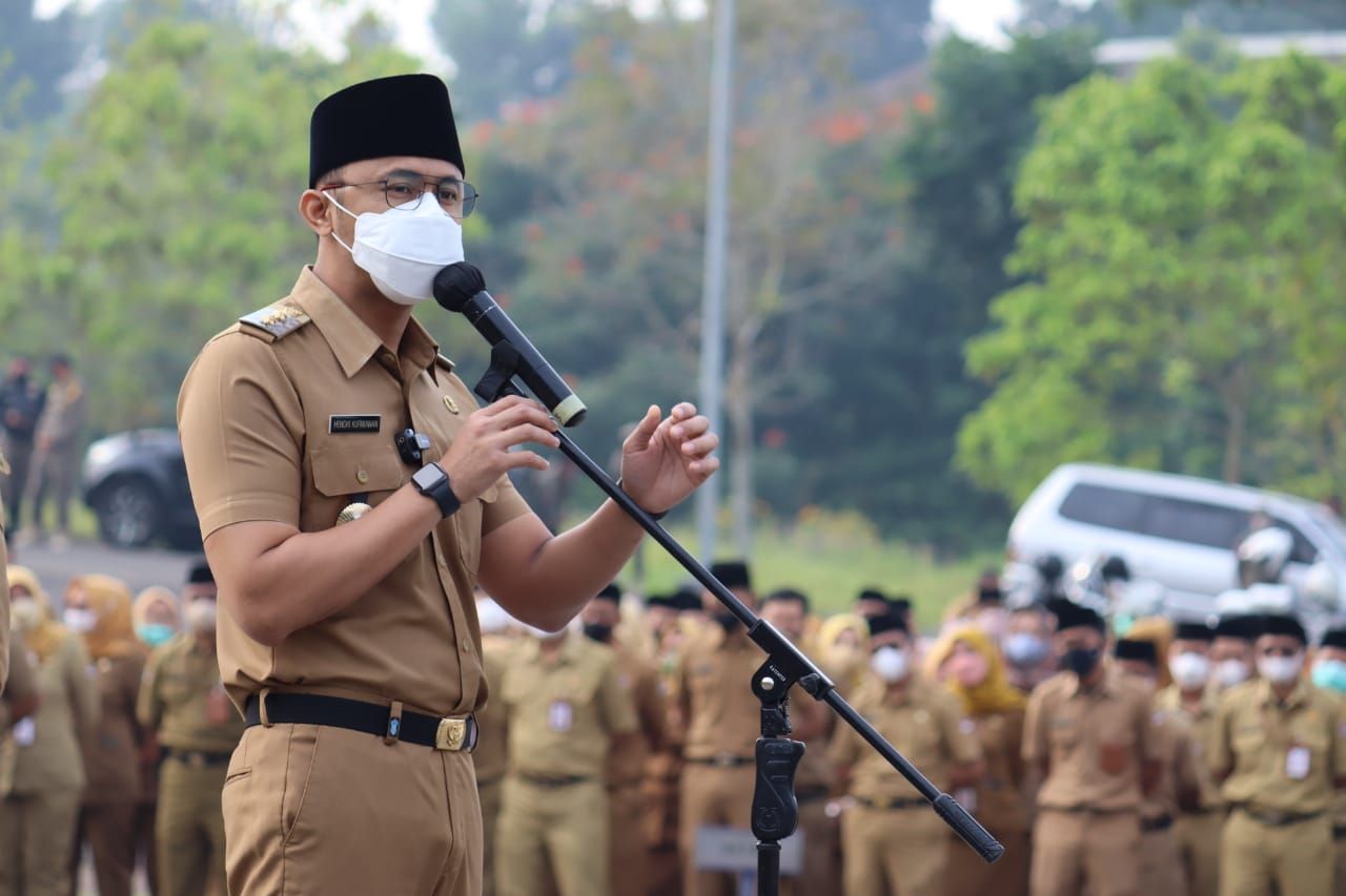 PIMPIN APEL: Bupati Hengky Kurniawan saat memberikan arahan di hadapan ribuan ASN yang hadir di Plaza Pemkab Bandung Barat beberapa waktu lalu. (Ilustrasi/Humas Pemkab KBB)