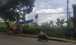 Pengendara sepeda motor saat melewati PJU yang menyala di Jalan Raya Ciburuy, Padalarang. Sementara beberapa PJU lainnya dalam kondisi mati. (Akmal Firmansyah/JabarEkspres)