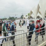 ANTUSIASME TINGGI: Ribuan masyarakat kunjungi Masjid Al Jabbar di Kecamatan Gedebage, Kota Bandung. (KHOLID/JABAR EKSPRES)