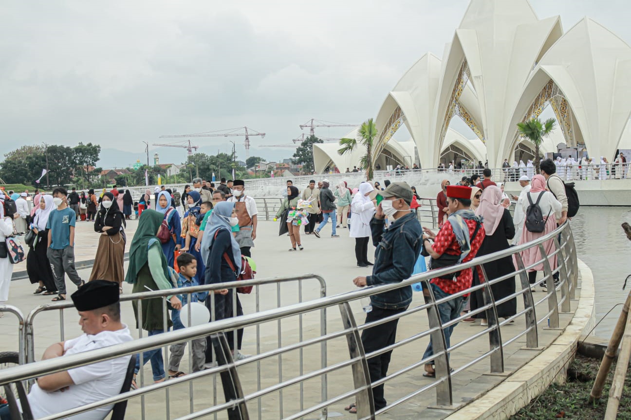 ANTUSIASME TINGGI: Ribuan masyarakat kunjungi Masjid Al Jabbar di Kecamatan Gedebage, Kota Bandung. (KHOLID/JABAR EKSPRES)