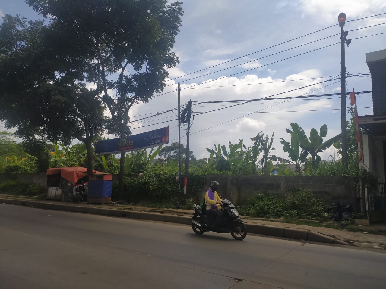 Pengendara sepeda motor saat melewati PJU yang menyala di Jalan Raya Ciburuy, Padalarang. Sementara beberapa PJU lainnya dalam kondisi mati. (Akmal Firmansyah/JabarEkspres)