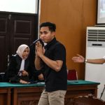 Terdakwa Richard Eliezer atau Bharada E menyapa pengunjung usai menjalani di Pengadilan Negeri Jakarta Selatan, Jakarta. (Antara)