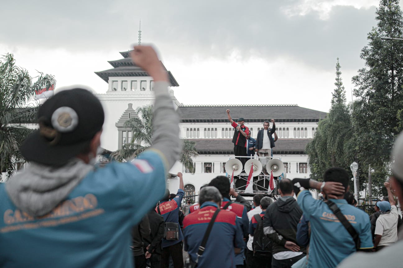 SUARAKAN ASPIRASI: Para buruh saat aksi unjuk rasa kenaikan UMK 2023 di depan Gedung Sate Bandung beberapa waktu lalu. (Kholid/Jabar Ekspres/Ilustrasi)