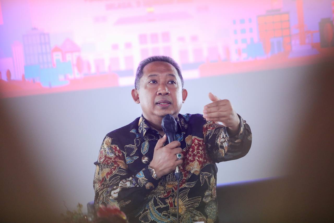 Wali Kota Yana Mulyana menyampaikan empat isu strategis yang harus disiapkan para Camat dalam rangka menyusun Rencana Pembangunan Daerah (RPD) Kota Bandung 2024-2026.